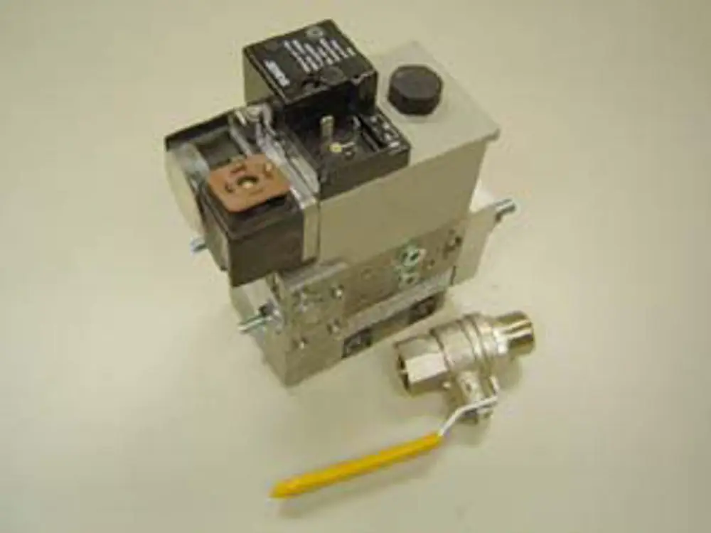 Gasventil der Marke Remeha mit elektrischer Steuerung, montiert auf einer Metallbasis. An einem Ende befindet sich ein Anschluss für eine Leitungsführung.